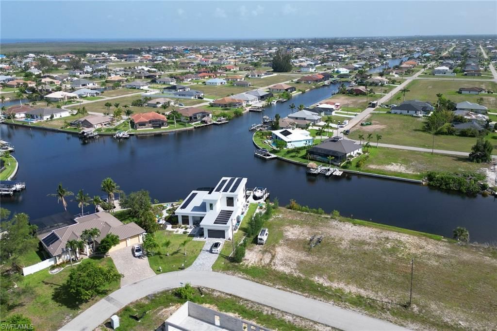 Image 7 of property listing at 3711 NW 9th TER, Cape Coral, FL 33993