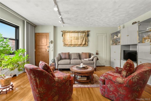 2120 202 Street 1-189, Bayside, NY 11360