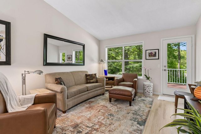 913 Oakwood Heights Circle, Eagan, MN 55123