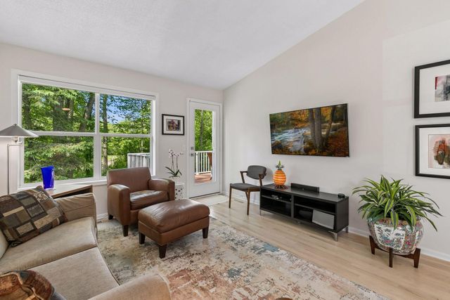 913 Oakwood Heights Circle, Eagan, MN 55123