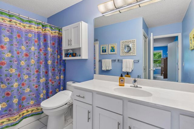 913 Oakwood Heights Circle, Eagan, MN 55123