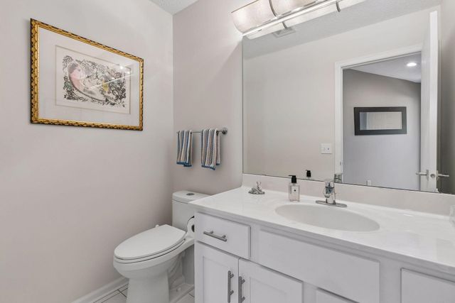 913 Oakwood Heights Circle, Eagan, MN 55123