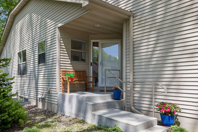 913 Oakwood Heights Circle, Eagan, MN 55123