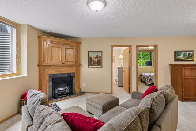 913 Oakwood Heights Circle, Eagan, MN 55123