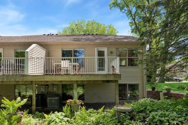 913 Oakwood Heights Circle, Eagan, MN 55123