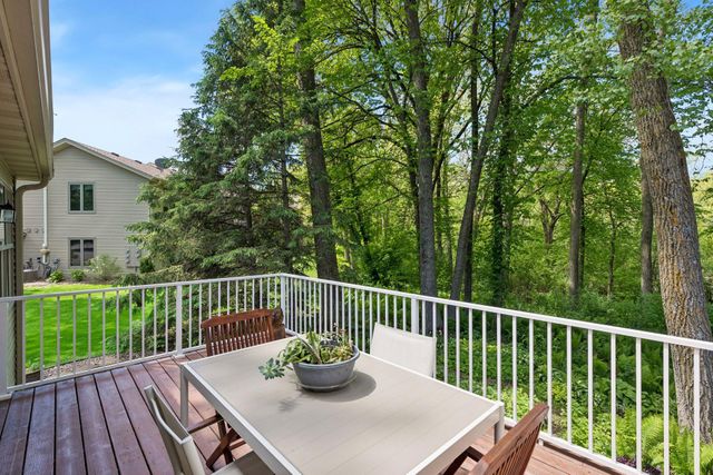 913 Oakwood Heights Circle, Eagan, MN 55123