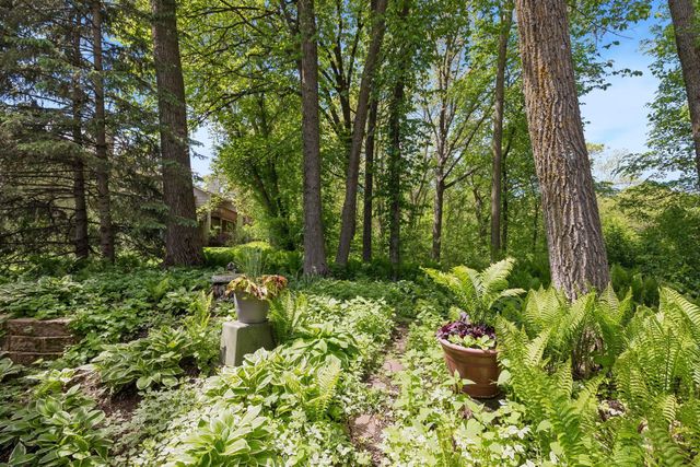 913 Oakwood Heights Circle, Eagan, MN 55123