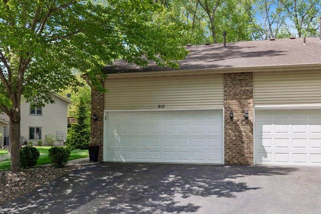 913 Oakwood Heights Circle, Eagan, MN 55123