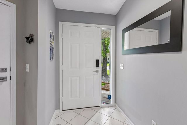 913 Oakwood Heights Circle, Eagan, MN 55123