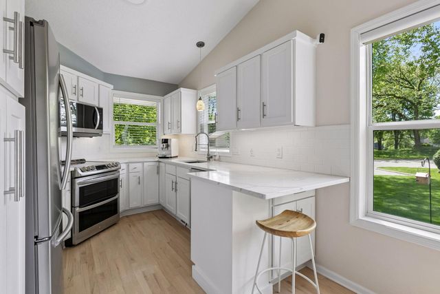 913 Oakwood Heights Circle, Eagan, MN 55123