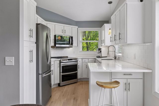913 Oakwood Heights Circle, Eagan, MN 55123