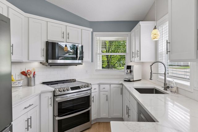 913 Oakwood Heights Circle, Eagan, MN 55123