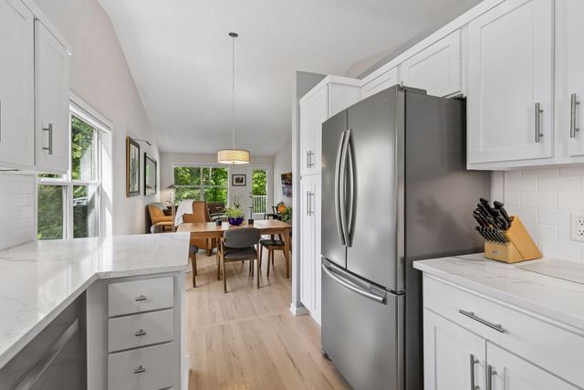 913 Oakwood Heights Circle, Eagan, MN 55123