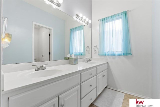 2141 Ashwood Avenue, Papillion, NE 68133