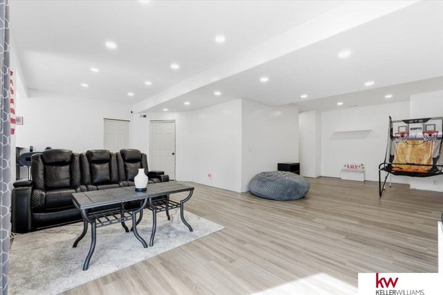 2141 Ashwood Avenue, Papillion, NE 68133