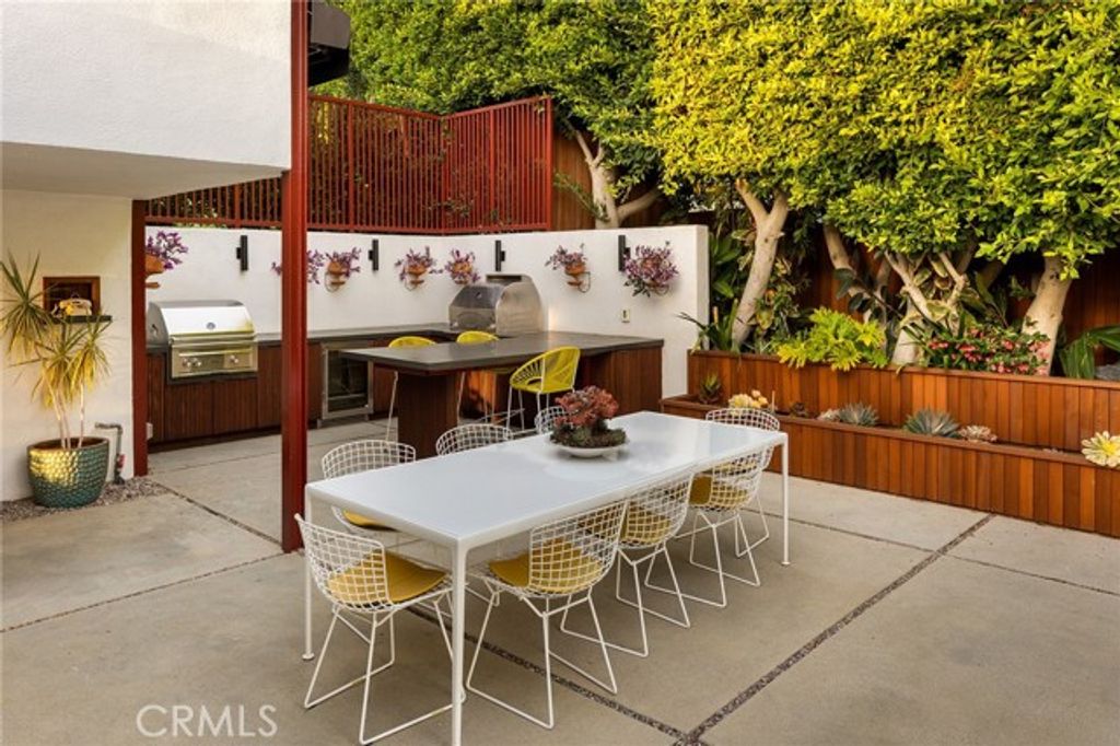 1515 N Tigertail, Los Angeles, CA 90049