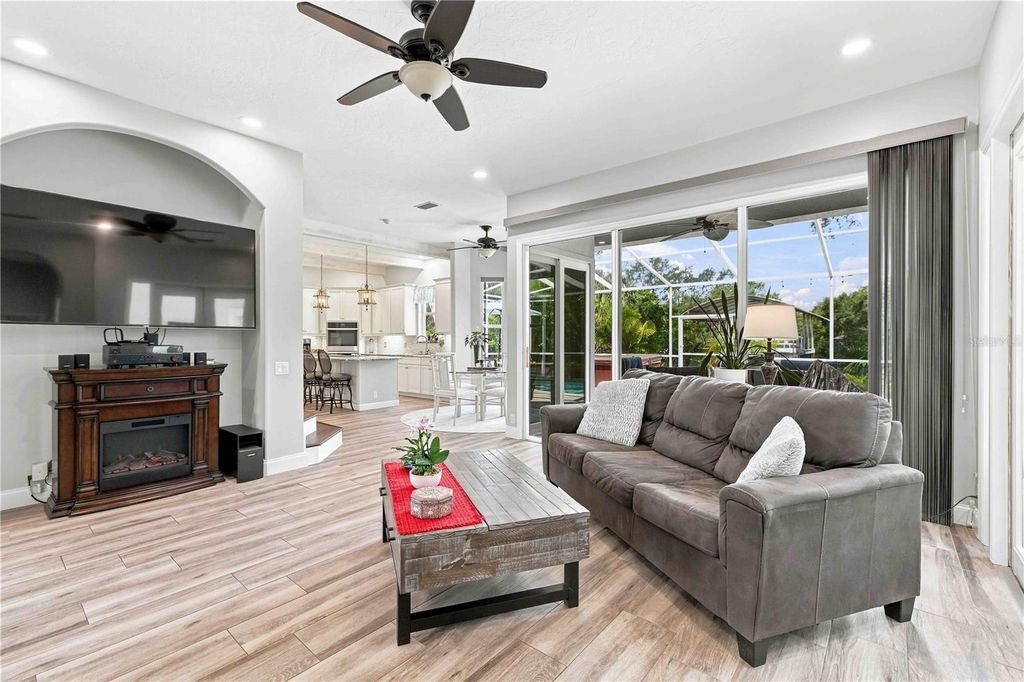 Image 11 of property listing at 4623 4TH AVENUE E, Bradenton, FL 34208