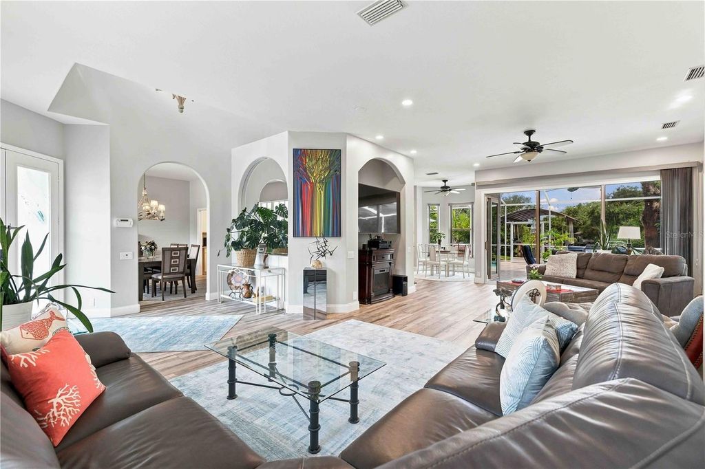 Image 7 of property listing at 4623 4TH AVENUE E, Bradenton, FL 34208