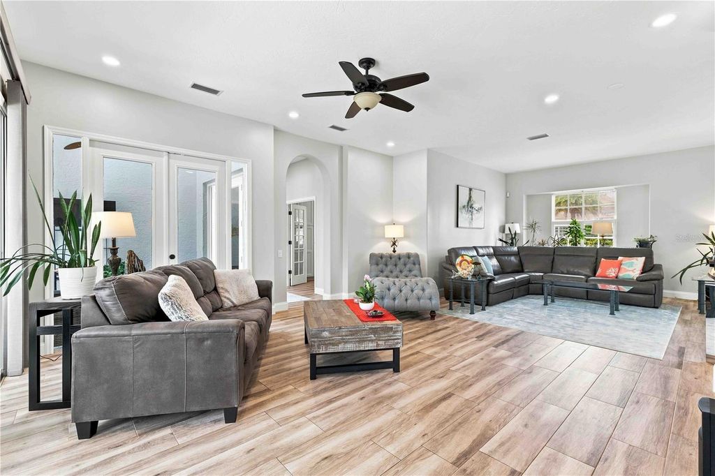 Image 9 of property listing at 4623 4TH AVENUE E, Bradenton, FL 34208
