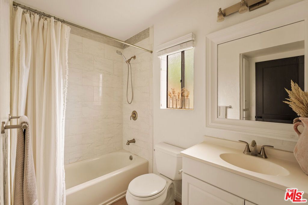 Image 15 of property listing at 1333 Park Plaza Drive, Long Beach, CA 90804