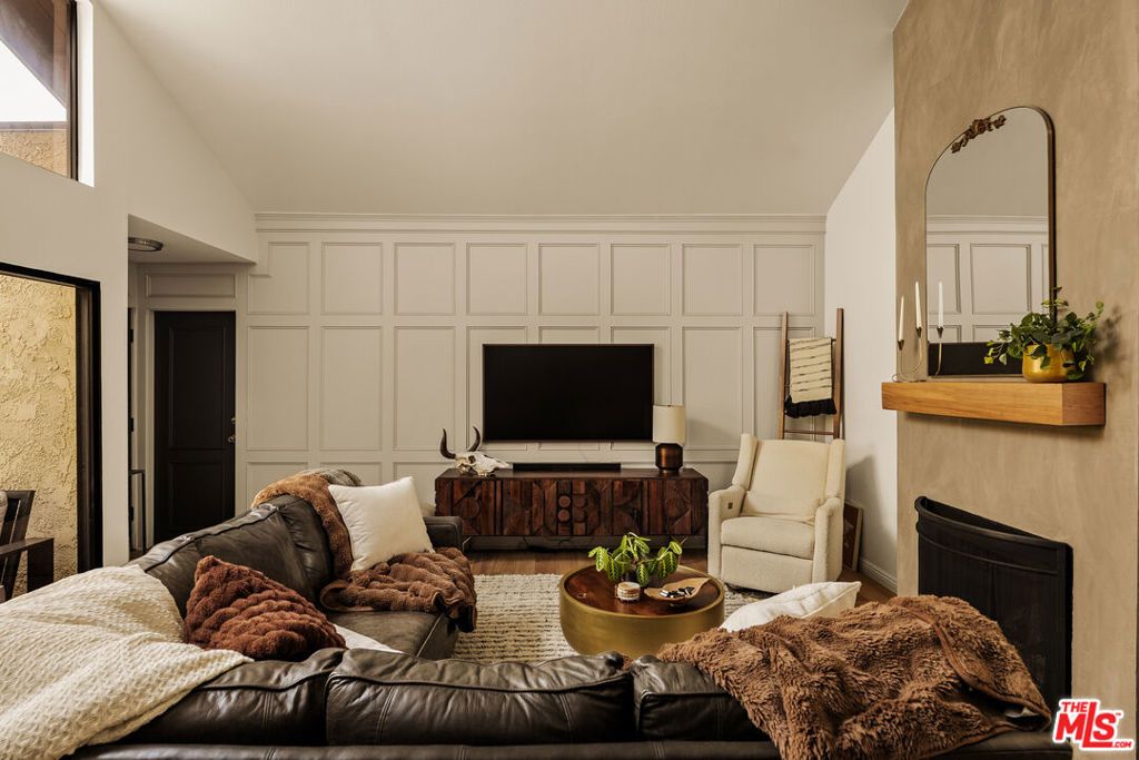 Image 3 of property listing at 1333 Park Plaza Drive, Long Beach, CA 90804