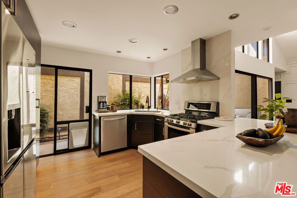 Image 5 of property listing at 1333 Park Plaza Drive, Long Beach, CA 90804