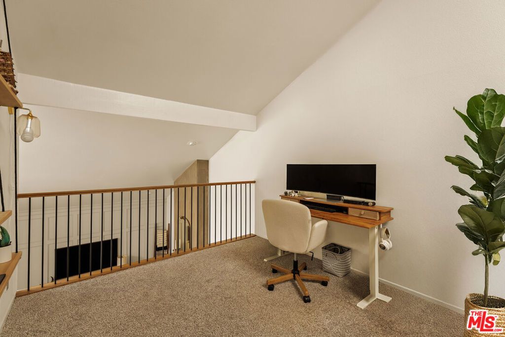 Image 9 of property listing at 1333 Park Plaza Drive, Long Beach, CA 90804