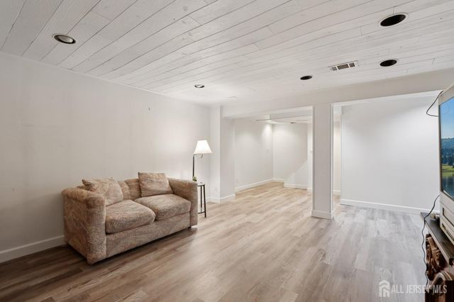 12 Piccadilly Circus, Sayreville, NJ 08872
