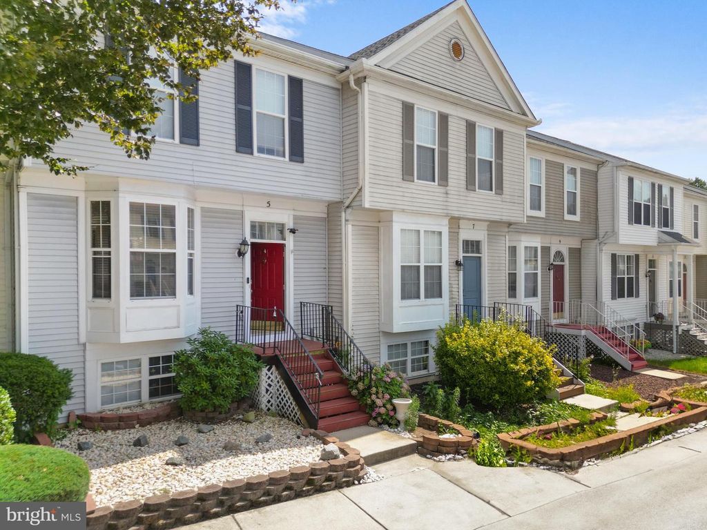 5 DENNY CIR, Newark, DE 19702