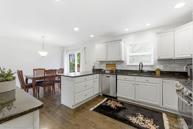 49 Melvin J Court, Oxford Village, MI 48371