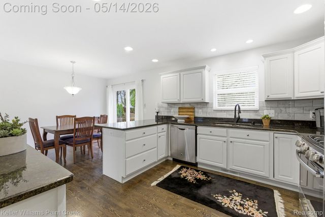 49 Melvin J Court, Oxford Village, MI 48371
