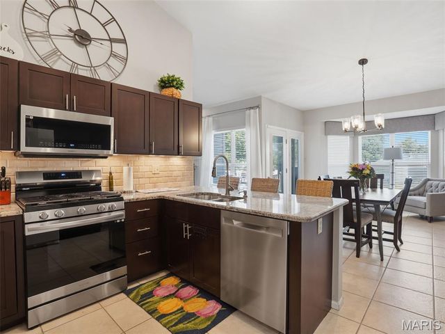 6632 Towne Woods Drive, St Louis, MO 63129