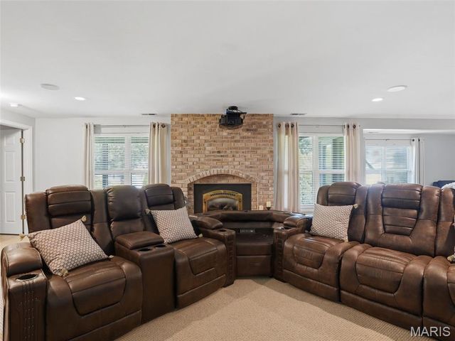 6632 Towne Woods Drive, St Louis, MO 63129