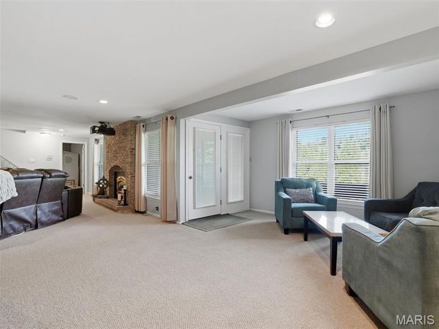 6632 Towne Woods Drive, St Louis, MO 63129