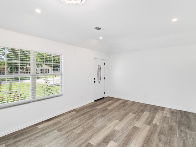 308 Avenue A, Ennis, TX 75119