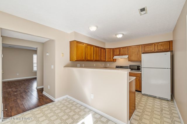 8025 Aspen Green Ln, Louisville, KY 40291