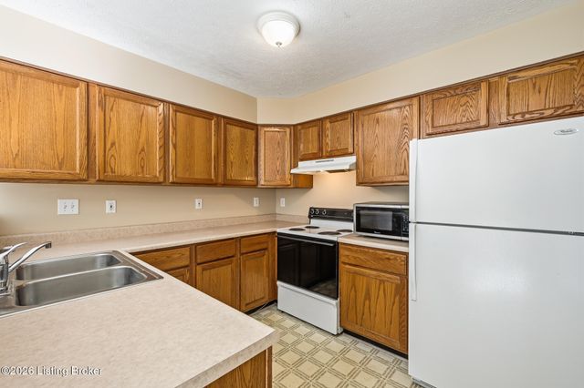 8025 Aspen Green Ln, Louisville, KY 40291