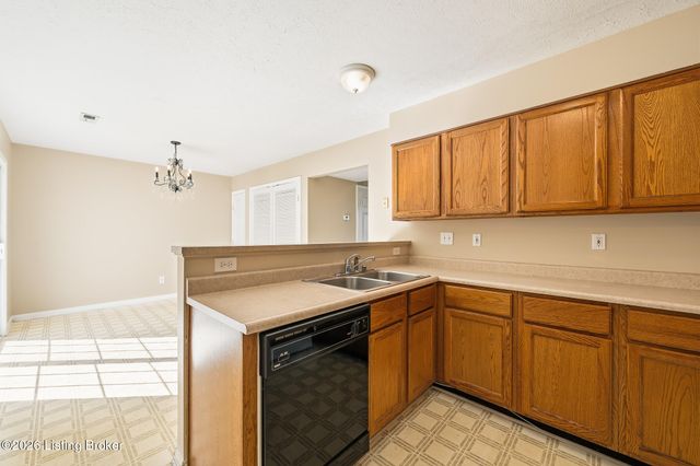 8025 Aspen Green Ln, Louisville, KY 40291