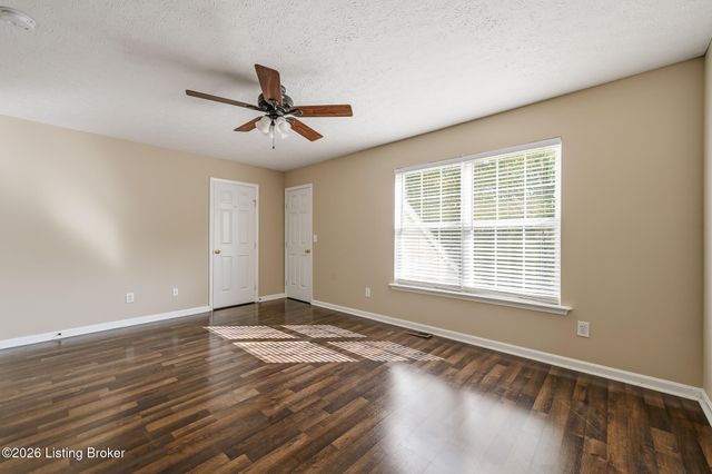 8025 Aspen Green Ln, Louisville, KY 40291