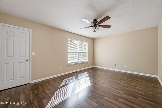 8025 Aspen Green Ln, Louisville, KY 40291