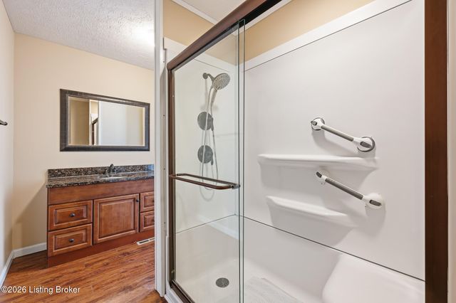 8025 Aspen Green Ln, Louisville, KY 40291