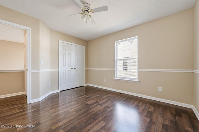 8025 Aspen Green Ln, Louisville, KY 40291