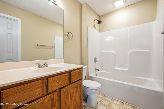 8025 Aspen Green Ln, Louisville, KY 40291