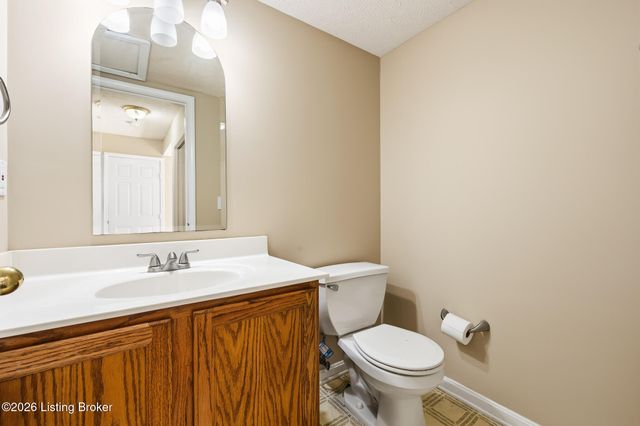 8025 Aspen Green Ln, Louisville, KY 40291