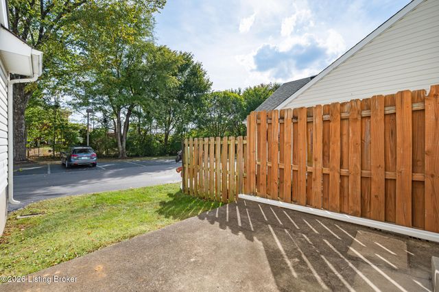 8025 Aspen Green Ln, Louisville, KY 40291