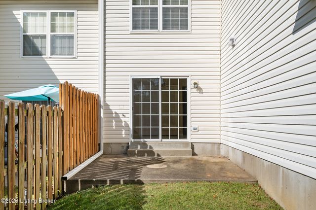 8025 Aspen Green Ln, Louisville, KY 40291