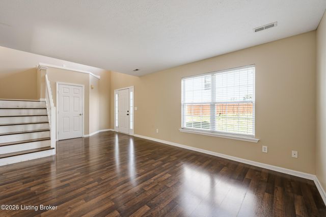 8025 Aspen Green Ln, Louisville, KY 40291