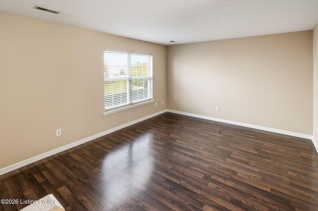 8025 Aspen Green Ln, Louisville, KY 40291