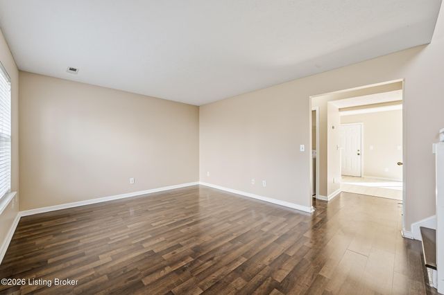 8025 Aspen Green Ln, Louisville, KY 40291