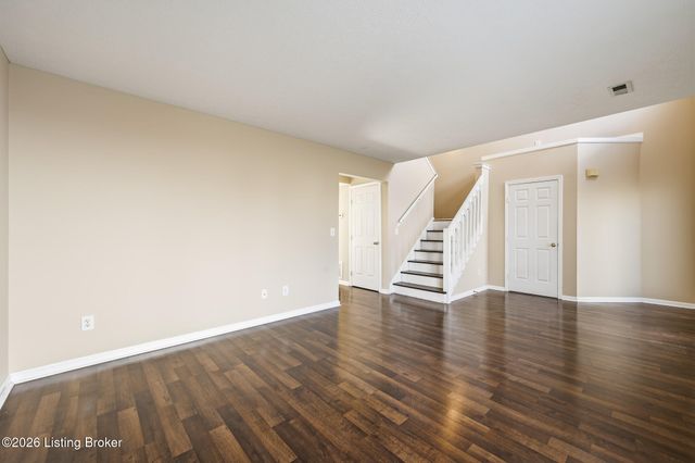 8025 Aspen Green Ln, Louisville, KY 40291